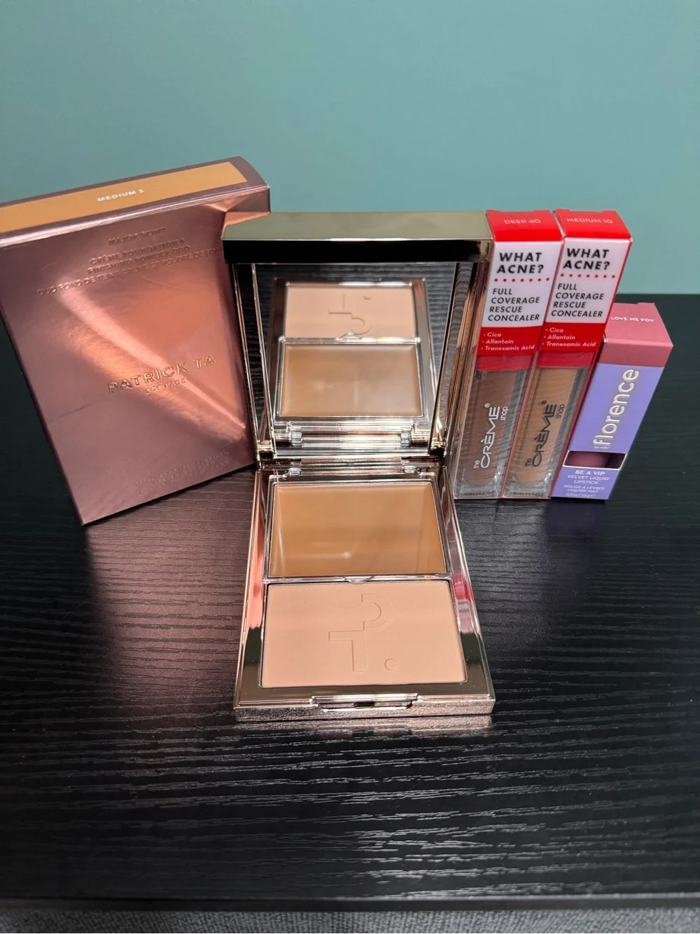 1 Patrick Ta Powder Foundation, 2 Crème shop concealers, 1 Florence Bundle
